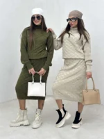 دو تیکه یقه اسکی و دامن زنانه
